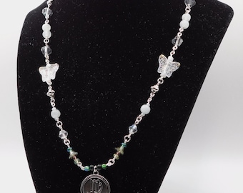 Colar de contas prateadas do signo de Virgem