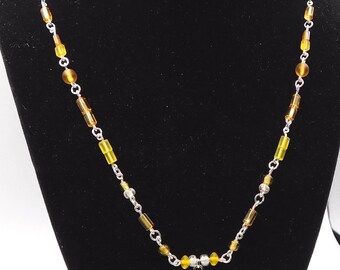 Colar de contas prateadas com o signo de Leão