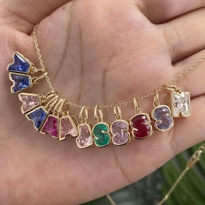 Halskette mit voluminösem Namensanfangsanhänger aus massivem Gold, gefasst in Diamantschliff, perfektes Schmuckstück und Geschenk für Sie