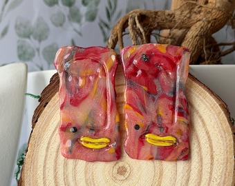 FENICE – Orecchini artistici borgogna rosato e giallo intenso | Volto astratto | Orecchini statement fatti a mano | Rinascita e passione