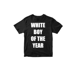Könnte beinhalten: Schwarzes T-Shirt mit Rundhalsausschnitt und dem Text "WHITE BOY OF THE YEAR" in weißen Blockbuchstaben. Das Shirt besteht aus einem weichen Material und eignet sich für Freizeitkleidung.