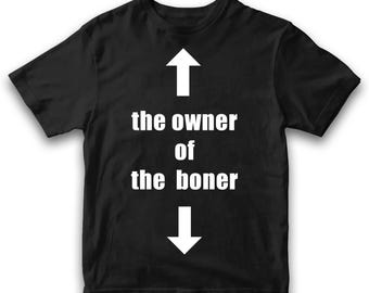Könnte beinhalten: Schwarzes T-Shirt mit weißem Text und Pfeilen. Der Text lautet "the owner of the boner", mit einem nach oben zeigenden Pfeil darüber und einem nach unten zeigenden Pfeil darunter.