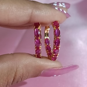 Ovaal geslepen gesimuleerde roze robijn clip-on Huggie-oorringen, 14k verguld sterlingzilver