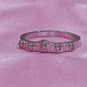 Anillo de boda de plata de ley con diamante simulado de talla redonda y banda chapada en oro blanco de 14k.