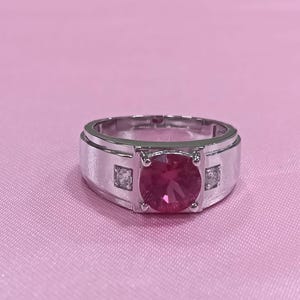 Herrsignetring, rund rosa rubin, klara accenter, 14k guldpläterat silver, juli födelsesten