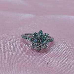 Anillo de compromiso con halo de flores de plata, anillo con racimo de copos de nieve brillantes, delicado anillo de promesa floral para ella, chapado en oro blanco de 14 quilates.
