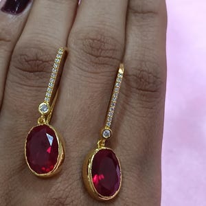 Boucles d'oreilles pendantes ovales en rubis simulé, argent sterling plaqué or 14 carats