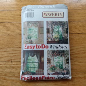 以下が含まれることがあります： Waverlyの窓装飾用のヴィンテージButterick縫製パターン。パターンは、花柄と模様の生地を使用した4つの窓装飾デザインを特徴としています。「Easy to Do Windows」と「Faciles à Faire Fenêtres」の文字が見えます。