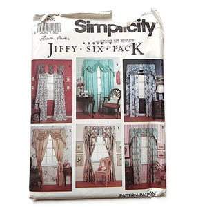 以下が含まれることがあります： ヴィンテージのSimplicity Jiffy Six Packパターン封筒。6種類のカーテンとバランスのデザインが描かれています。封筒は白で、Simplicityのロゴと「Jiffy Six Pack」の文字が入っています。様々な色と柄のデザインが含まれています。