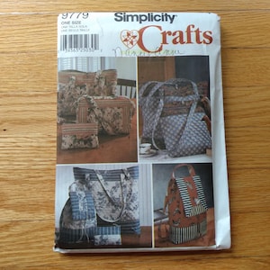以下が含まれることがあります： Simplicity Crafts の裁縫パターンで、さまざまなバッグのデザインが特徴です。 このパターンには、トートバッグ、ハンドバッグ、バックパックの写真が含まれており、さまざまな生地のパターンとスタイルが示されています。 パターンには「9779」と「ONE SIZE」と記載されています。