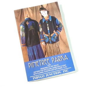 以下が含まれることがあります： パッチワークのコートを着た女性が写っている雑誌の表紙。星とクリスマスツリーのデザイン。コートは黒色で、青、緑、黄色のアクセントが付いています。「Pinetree Parka」と書かれており、パターンの詳細が記載されています。