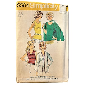 Peut inclure: Ancienne pochette de patron de couture Simplicity, taille 16, tour de poitrine 96,5 cm. La couverture présente des illustrations de hauts et de vestes pour femmes. Le texte sur l'enveloppe indique "SIZED FOR STRETCH KNITS ONLY".