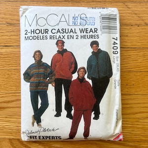以下が含まれることがあります： 2時間でできるカジュアルウェアのMcCall's 7409型紙封筒。表面には、柄物のセーター、赤やティールカラーのジャケットなど、様々な色のフリース風プルオーバーとパンツを着用した4人のイラストが描かれています。
