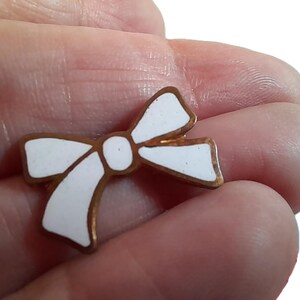 Petite broche vintage avec noeud avec fermoir en C, couleur or blanc, revers délicats