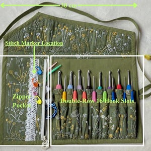 Puede incluir: Un organizador de tela verde oliva con bordado floral, que cuenta con un bolsillo con cremallera para marcadores de puntos y una secci&oacute;n de doble fila con 16 ranuras para ganchillos. El organizador mide 30 cm de ancho por 30 cm de alto.