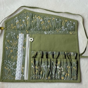 Estuche para agujas de ganchillo bordado con flores silvestres / Organizador de 16 agujas de ganchillo / Soporte para agujas de ganchillo hecho a mano / Regalo para tejedores de ganchillo imagen 6