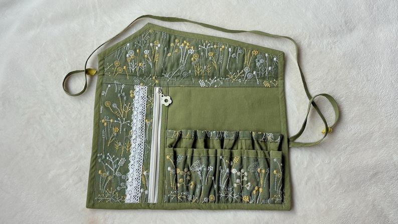 Estuche para agujas de ganchillo bordado con flores silvestres / Organizador de 16 agujas de ganchillo / Soporte para agujas de ganchillo hecho a mano / Regalo para tejedores de ganchillo imagen 6