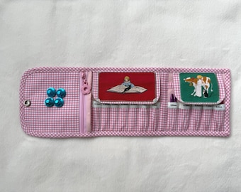 Étui à aiguilles à tricoter Country Friends | Emplacements personnalisés pour aiguilles et 4 poches de rangement | Étui à aiguilles interchangeables fait main | Idée cadeau pour les tricoteuses