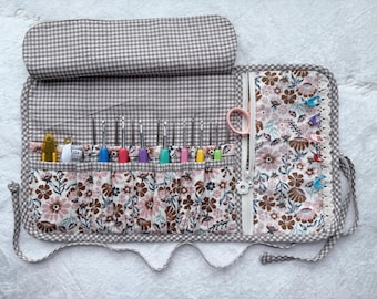 Étui à crochets en velours côtelé | Porte-crochets fait main à 16 emplacements | Organisateur de crochets à motif floral | Cadeau pour les crocheteuses | Cadeau pour maman