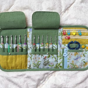 Sage Green Crochet Hook Case | Vintage Wildflower Snap Crochet Hook Organizer | Handmade Crochet Hook Holder | Gift for Crocheters