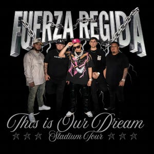 Op de afbeelding: Afbeelding van een groep van vijf personen tegen een zwarte achtergrond. De woorden "FUERZA REGIDA" staan in zilveren blokletters met een kettingontwerp. Daaronder staat de tekst "This is Our Dream Stadium Tour" met sterren.