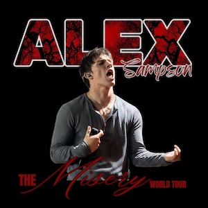 Pode incluir: Imagem de Alex Sampson com o texto "ALEX SAMPSON" em letras brancas com um design vermelho semelhante a uma árvore. O texto "THE MISERY WORLD TOUR" está em itálico vermelho. Alex está vestindo uma camisa cinza de manga comprida e segurando um microfone.