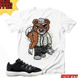 Maglietta unisex Big Bank Bear abbinata alle Jordan 11 Retro Low 72-10, maglietta streetwear con grafica verde oliva, maglietta abbinata alle sneaker Money Bear