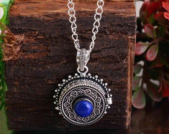 Collar con colgante de caja de veneno, medallón vintage de plata con forma de caja de oración, collar bohemio de piedra azul, joya con compartimento secreto.