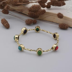 Gold überzogener Edelstein-Armband, bunter Stein-Armreif, Boho Schmuck, handgemachtes Messing Armband, Geschenk für sie, Handwerklich gefertigt