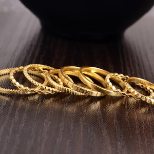 Set med stapelbara guldringar, tunna minimalistiska guldband, nätt texturerat ringset för kvinnor, midi-ringar, boho stapelbara ringar, present till henne