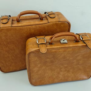 Vintage resväska, set med 2, konstläder, konjaksbrun, 1970-tals, stapelbara bagage, retro resväskor, stapeldekor, kamelbrun, boho, rekvisita