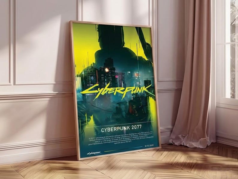 Op de afbeelding: Een ingelijste poster met de titel "Cyberpunk 2077" in geel en groen, met een futuristisch stadsbeeld. De poster zit in een houten lijst en leunt tegen een muur. Het kleurenschema is donker met neonaccenten.