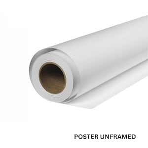 Op de afbeelding: Een opgerolde witte poster met een bruine kern. De tekst "POSTER UNFRAMED" is in het zwart onderaan afgedrukt. De poster wordt tegen een witte achtergrond getoond.