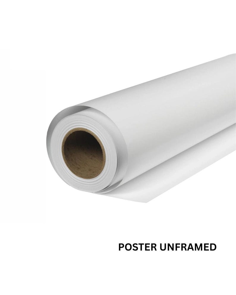 Op de afbeelding: Een opgerolde witte poster met een bruine kern. De tekst "POSTER UNFRAMED" is in het zwart onderaan afgedrukt. De poster wordt tegen een witte achtergrond getoond.