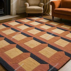 Peut inclure: Tapis à motifs géométriques dans les tons orange, beige et bleu marine. Le tapis présente un motif de cubes 3D répétitif avec une bordure bleu marine foncé. Le tapis est posé sur un parquet dans un salon.
