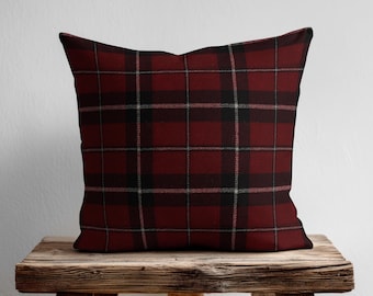Funda de cojín de tartán rojo y negro: hecha a mano, acogedor cojín con detalles a cuadros para decoración invernal, estilo rústico y decoración navideña.