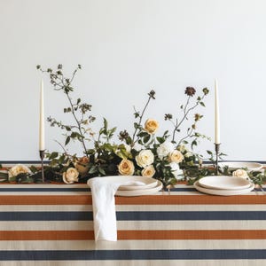 Mantel de rayas horizontales llamativas en azul marino, crema y óxido: un mantel moderno para el día a día, cocinas rústicas, rincones de desayuno y cafeterías.