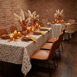 Mantel beige con estampado de leopardo – Cubremesas con estampado animal, mantelería moderna para comedor, cocina, mesa de brunch y decoración elegante del hogar.