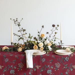 Burgundy Floral Tablecloth – Elegant Red Dining Table Cover with Vintage Pattern