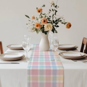 Camino de mesa minimalista a cuadros pastel: suave camino de mesa multicolor para mesas de comedor modernas y decoración neutra cotidiana.