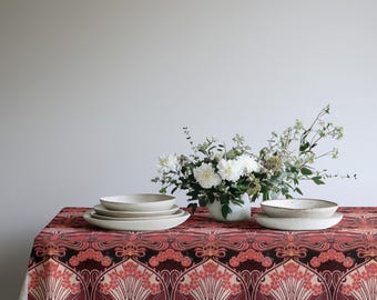 Vintage Jugendstil Tischdecke - Esstischdecke mit Blumenmuster in Rot und Beige für ein elegantes Wohndekor