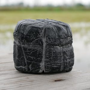 Puede incluir: Un juego de tres tazas de cerámica con un acabado mate moteado. Las tazas son de color crema, gris claro y gris oscuro. Cada taza tiene un diseño simple y minimalista.