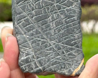 Parallel Weave Pattern · Lingbi Stone Handheld Piece | Natural Parallel Vein Scholar Stone | Black & White Pattern Collectible