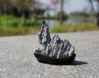 leeve Peak · Mini Lingbi Stone Mountain : pierre savante avec base en bois de rose