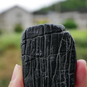 Four-Sided Full-Pattern Lingbi Stone Handheld Scholar’s Stone · Waterfall-Like Rain-Thread Texture · Ink-Black Rectangular Slab