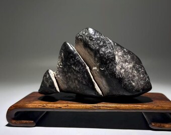 Pierre de forme de montagne de Taihu du sud du Guangxi | Présentoir de bureau à grandes feuilles sculpté à la main avec base en palissandre