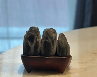 Sculpture en pierre de pétale de lotus Lingbi : présentoir pour bureau d'érudit gris noir, base en bois de santal rouge