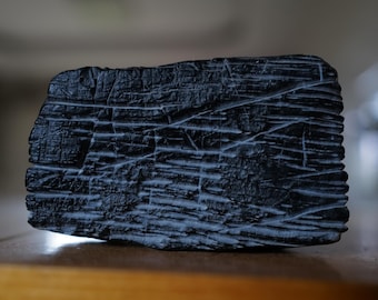Pierre naturelle de ligne de flottaison Lingbi · Gongshi stratifié noir encre · Pierre savante chinoise