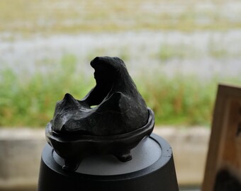 Montagne nuageuse sur le bureau · Pierre d'encens Taihu du Sud · Objet scolaire perforé naturel