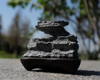 Layered Peak · Mini Lingbi Stone Mountain : pierre savante avec base en bois de rose